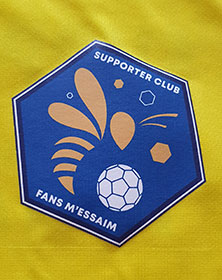 Logo sur le devant du maillot du SC